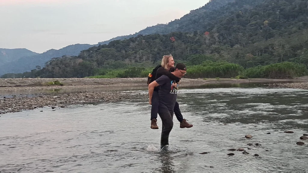 Fazendo trilha na selva durante uma aventura na selva peruana