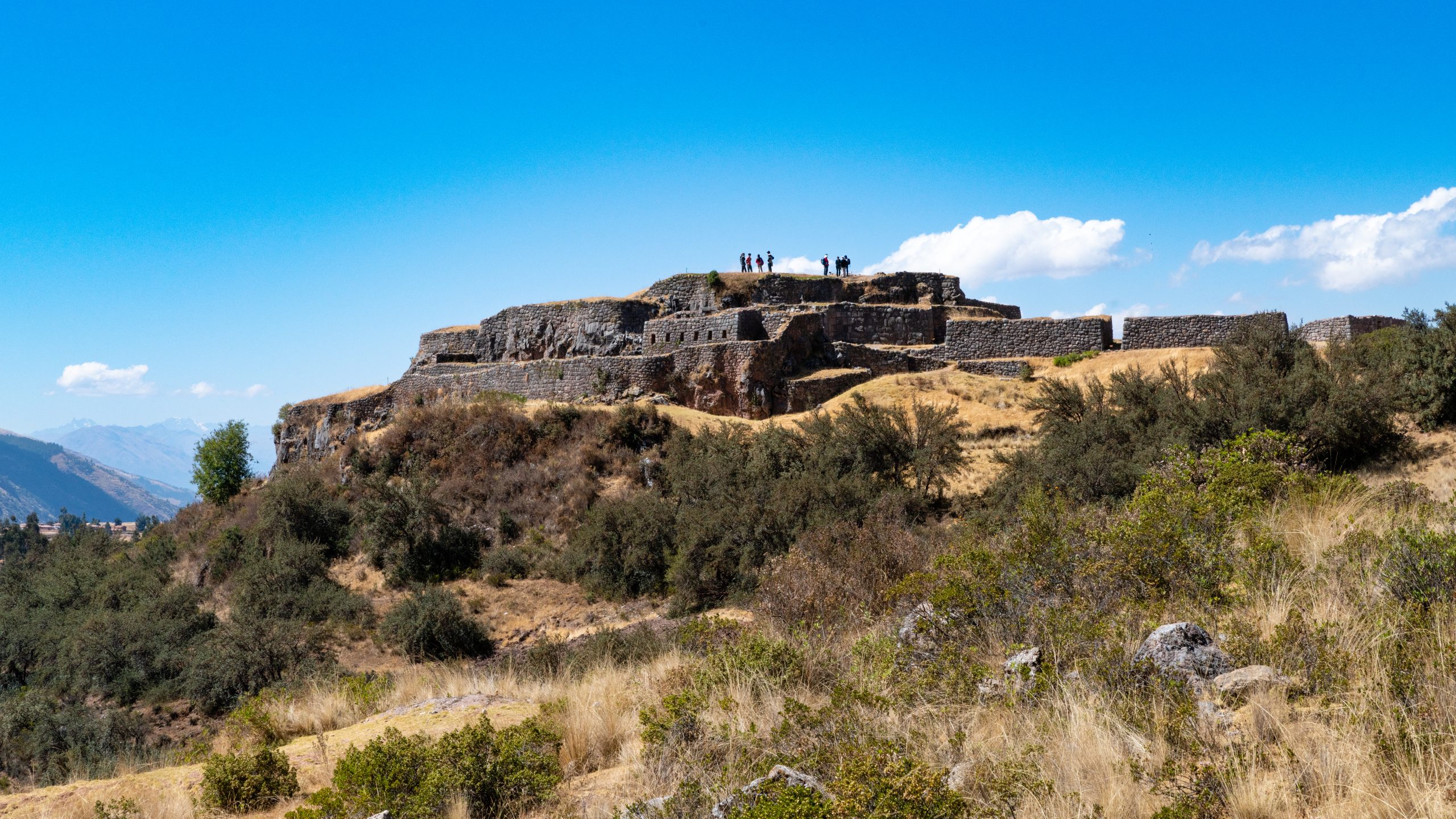 Fortaleza de Puka Pukara com vista para os vales ao redor