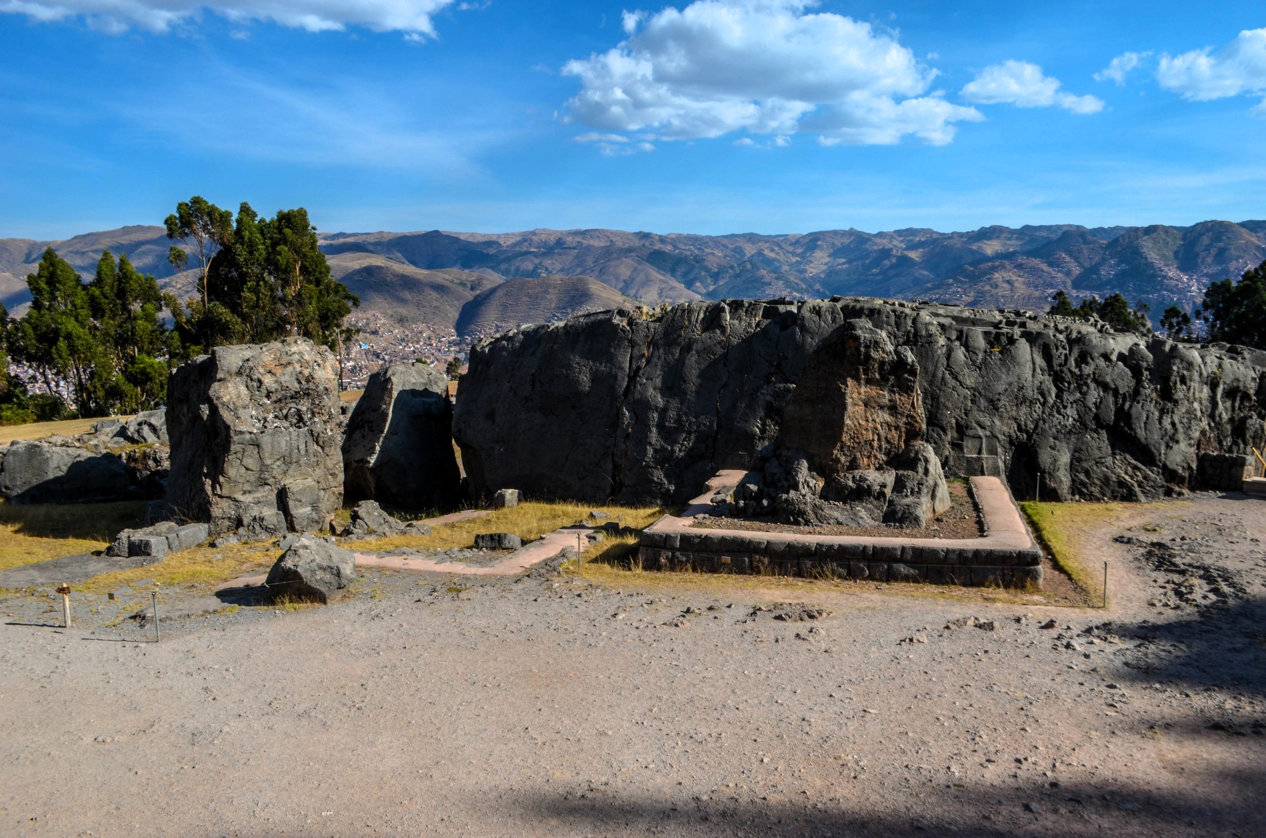Estruturas de pedra em Qenqo um sítio arqueológico perto de Cusco