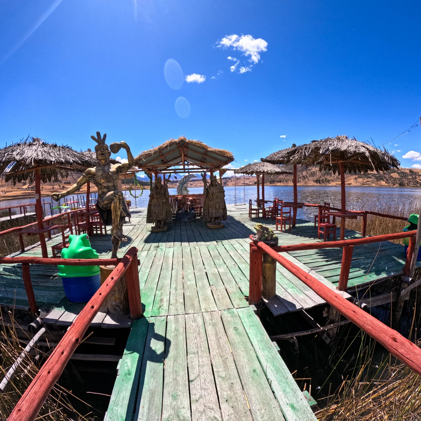 Entorno natural da Lagoa Huaypo com montanhas ao fundo