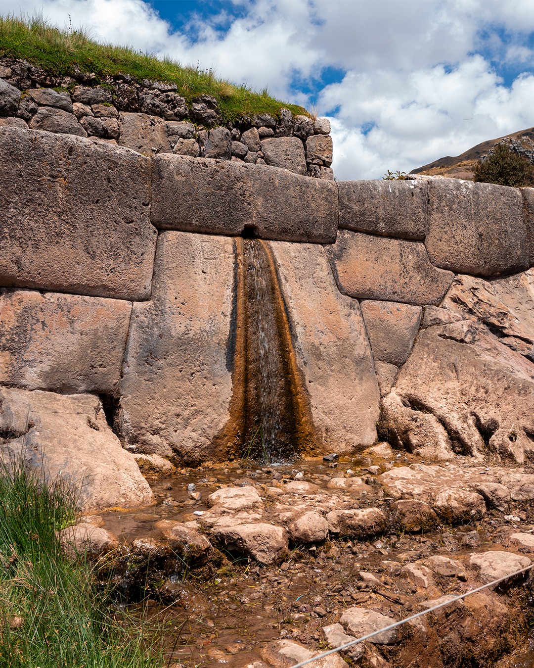 Tambomachay com suas cachoeiras e aquedutos incas